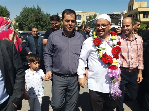 حجاج استان اردبیل با استقبال گرم خانواده ها وارد شهر اردبیل شدند 